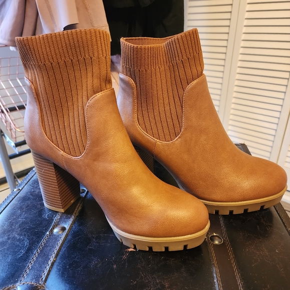 Fashion Boots - Picture 2 of 4